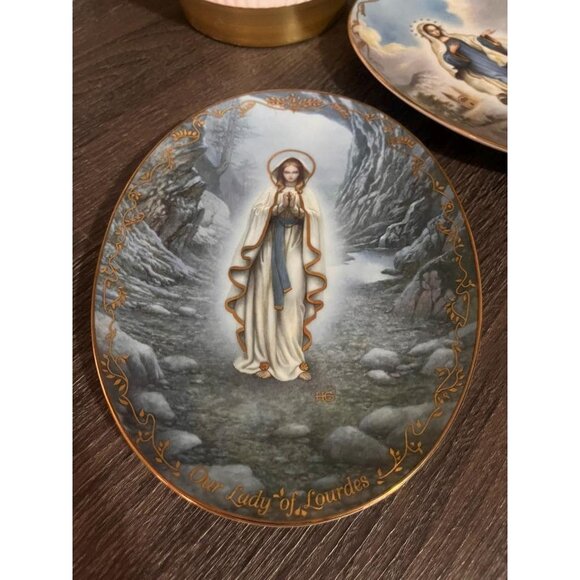 Set of 2 Our Lady of Lourdes Collector Plate: Hector Garrido Porcelain 1994 - Picture 3 of 10